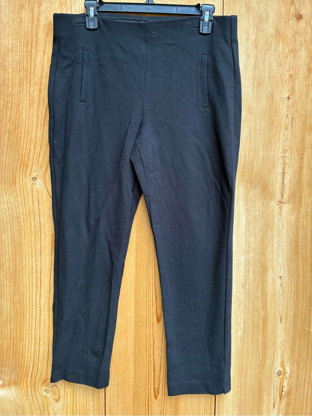 CHICOS BLACK PULL ON ANKLE PANTS
SIZE 8 (1)